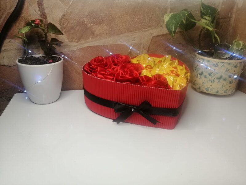 Arreglos Florales Corazón Rosas Eternas Con Bombones - Image 3