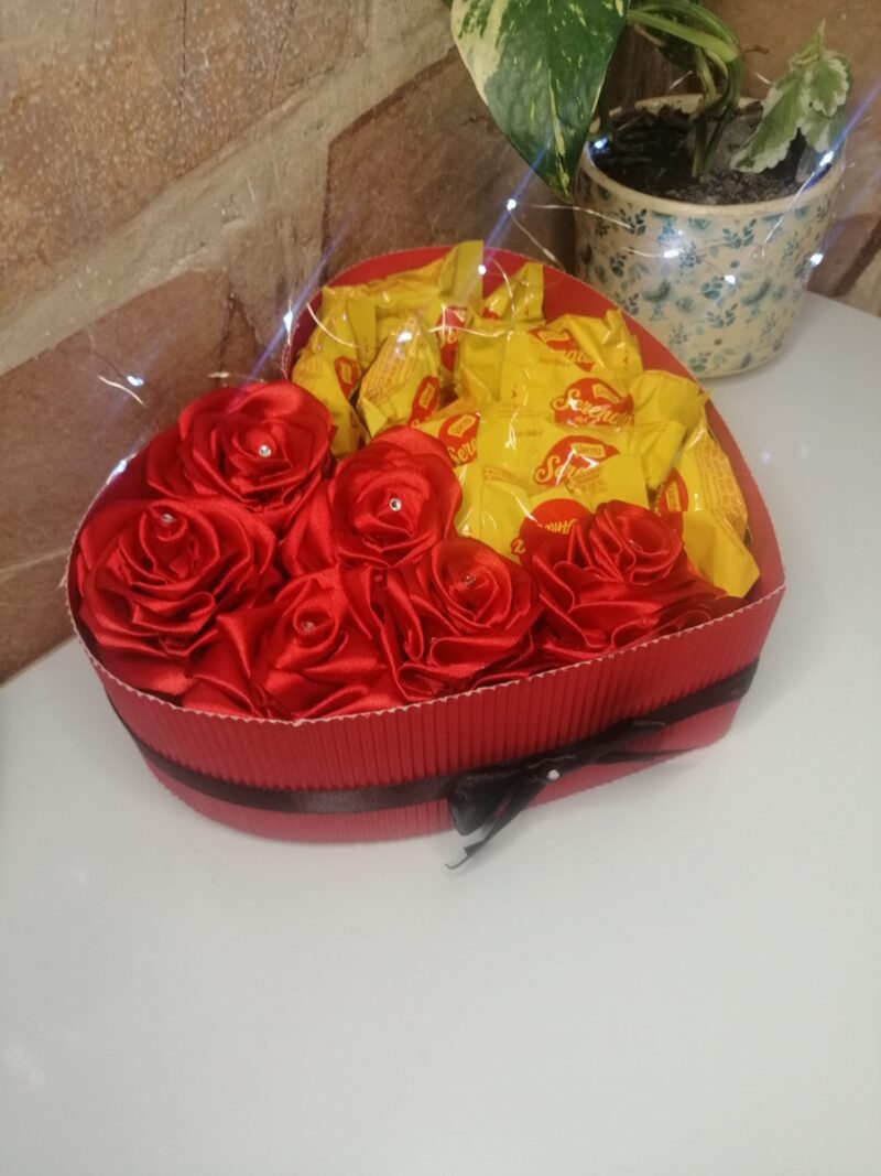Arreglos Florales Corazón Rosas Eternas Con Bombones - Image 2